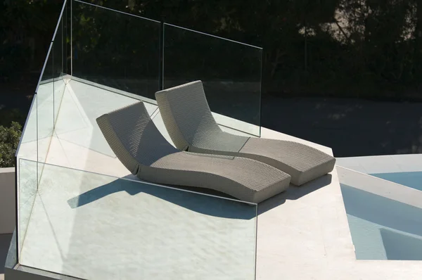 Benutzerdefinierte Luxus-Pool und Stühle — Stockfoto