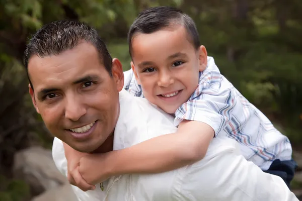 Padre e hijo hispanos divirtiéndose —  Fotos de Stock