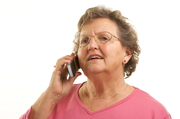 Äldre kvinna använder mobiltelefon på vit — Stockfoto