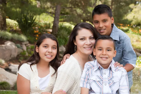 Gelukkige Spaanse familie in het park — Stockfoto
