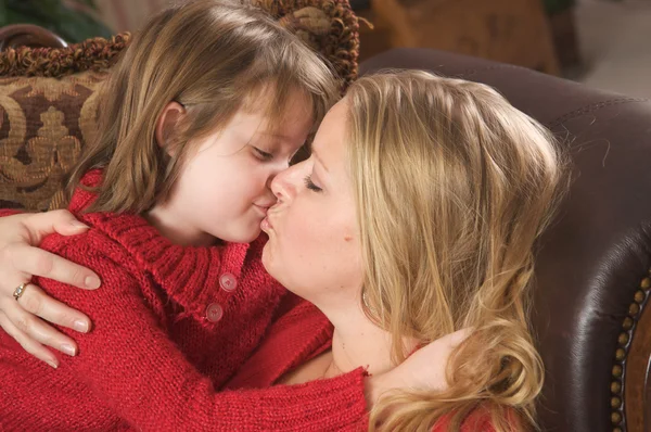 Mãe e filha compartilham um beijo — Fotografia de Stock