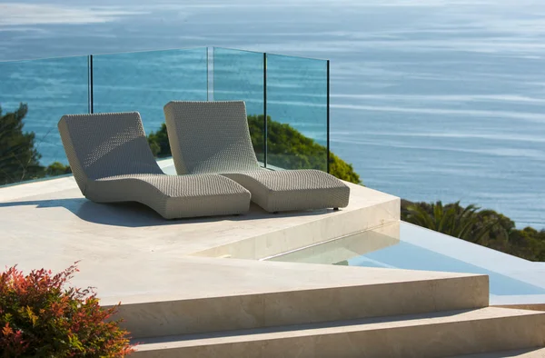 Кастом роскошный бассейн и стулья — стоковое фото