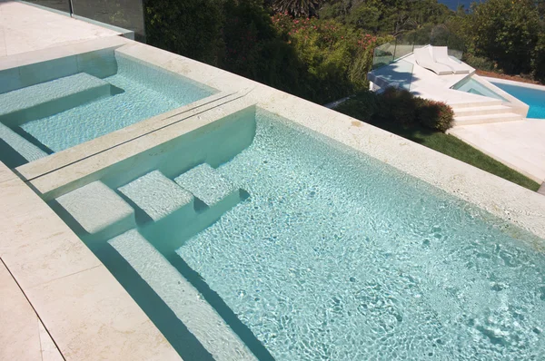 Aangepaste luxe zwembad en stoelen — Stockfoto