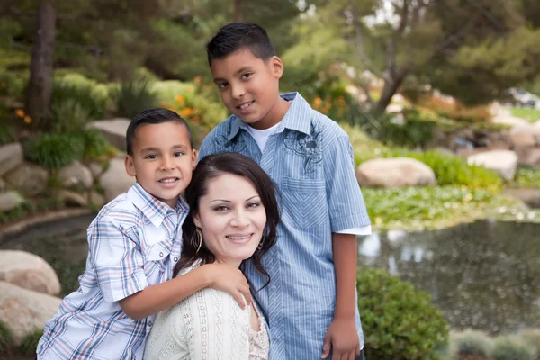Mãe e filhos hispânicos felizes no parque — Fotografia de Stock