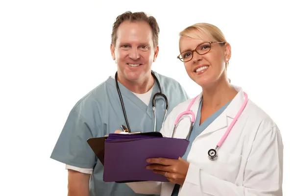 Lekarze mężczyzna i kobieta, patrząc na plik — Zdjęcie stockowe