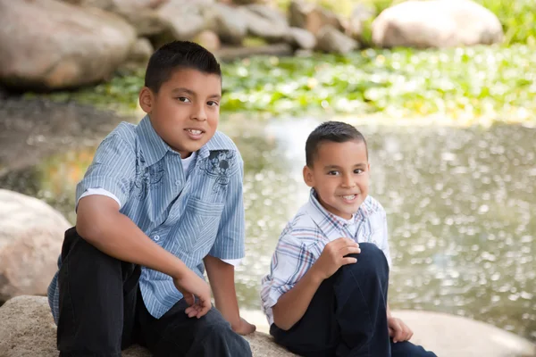 Dois jovens hispânicos posando ao ar livre — Fotografia de Stock