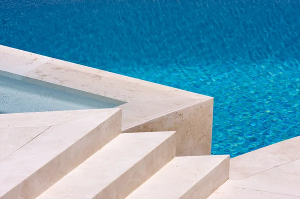 Vlastní luxusní bazén a lehátka — Stock fotografie