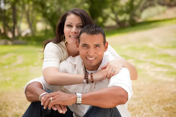 Lyckliga spansktalande par i parken — Stockfoto