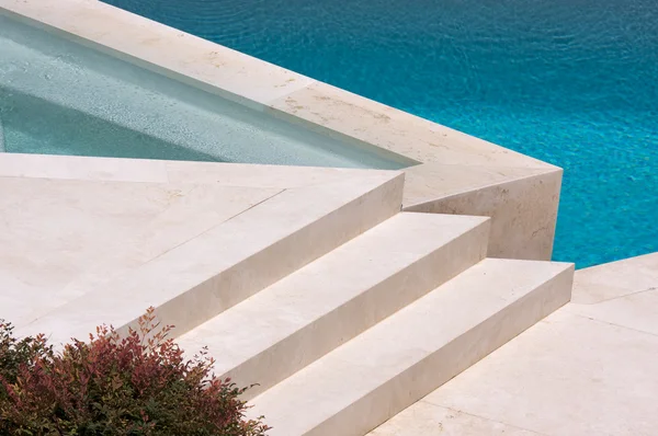 Vlastní luxusní bazén a lehátka — Stock fotografie