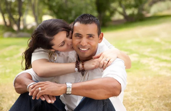 Gelukkige hispanic paar in het park — Stockfoto