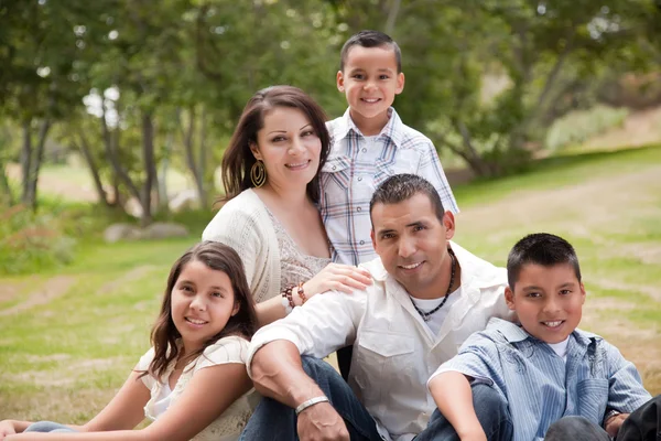 Lycklig spansktalande familj i parken — Stockfoto