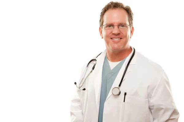 Beyaz izole gülümseyen erkek doktor — Stok fotoğraf