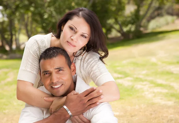 Glückliches hispanisches Paar im Park — Stockfoto
