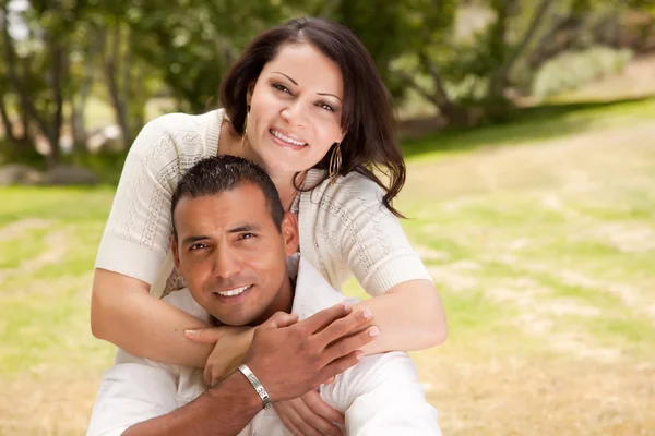 Jovem casal hispânico ao ar livre — Fotografia de Stock