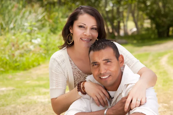 Feliz casal hispânico no parque — Fotografia de Stock