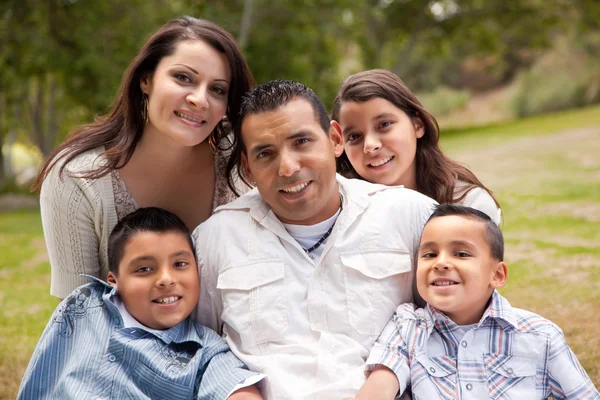 Retrato de família hispânica no parque — Fotografia de Stock