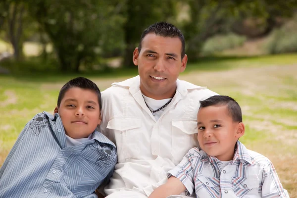 Отец и сыновья в парке — стоковое фото