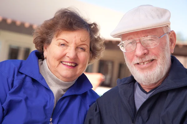 Couple d'aînés heureux jouissant de la vie — Photo