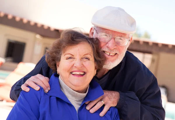 Счастливая пожилая пара, наслаждающаяся жизнью — стоковое фото
