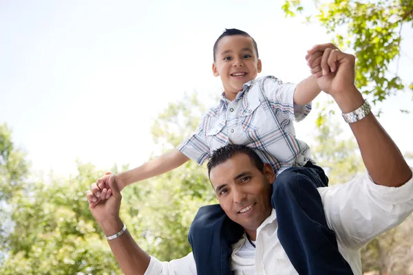 Hiszpanin ojca i syna, zabawy w parku — Zdjęcie stockowe