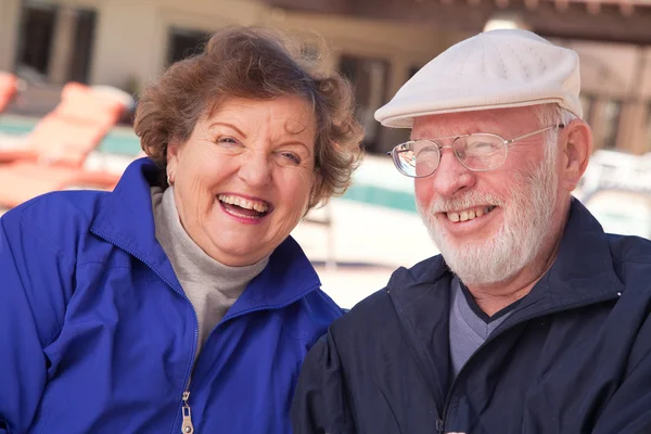 Szczęśliwa para dorosłych starszych, cieszyć się życiem — Zdjęcie stockowe