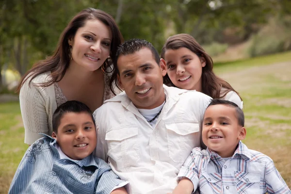 Família hispânica feliz no parque — Fotografia de Stock