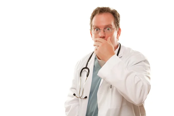 Мужчина-врач с обеспокоенным взглядом на белом — стоковое фото