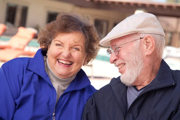 Boldog idősebb felnőtt pár élvezi az élet — Stock Fotó