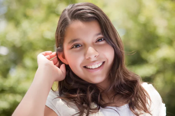 Söt glad spansktalande tjej i park — Stockfoto