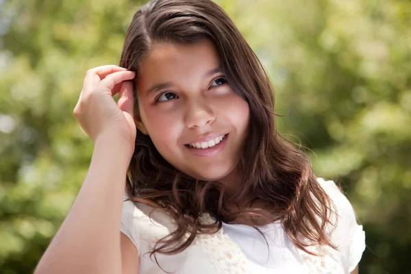 かわいい幸せのヒスパニック系の女の子 — ストック写真