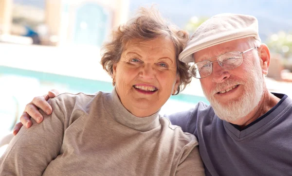 Счастливая пожилая пара, наслаждающаяся жизнью — стоковое фото