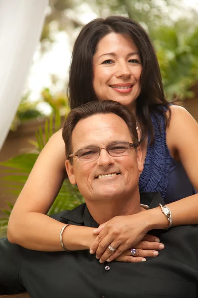 Feliz abraçando casal hispânico e caucasiano — Fotografia de Stock