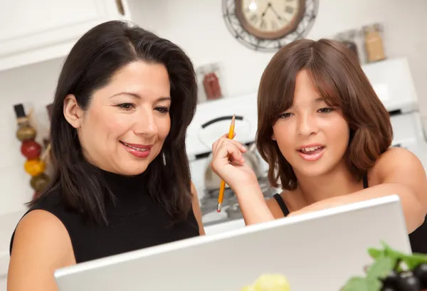 Hiszpanin matka, córka korzysta z laptopa — Zdjęcie stockowe