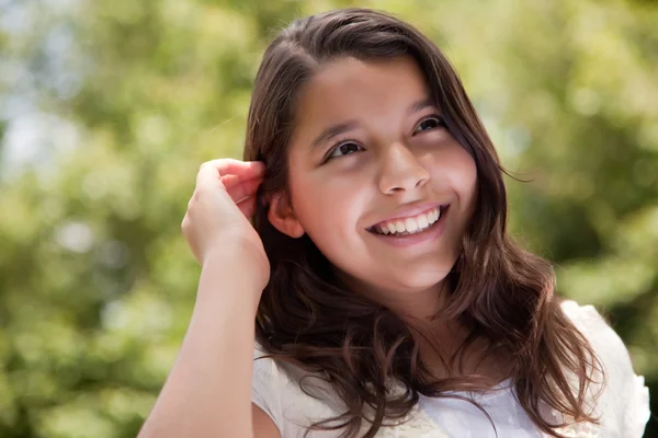 かわいい幸せのヒスパニック系の女の子 — ストック写真