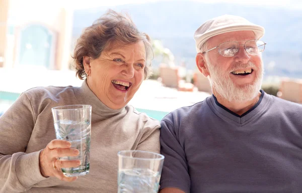 Glückliches erwachsenes Senioren-Paar genießt Drink — Stockfoto