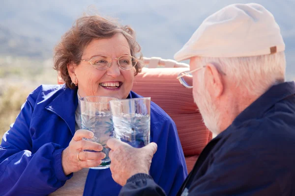 Щасливий старший дорослий пара насолоджуючись напоєм — стокове фото