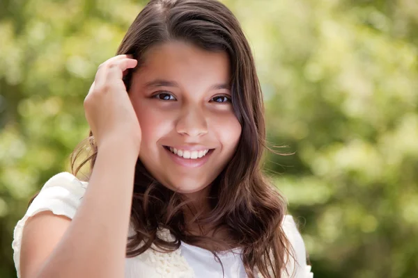Süße glückliche hispanische Mädchen — Stockfoto