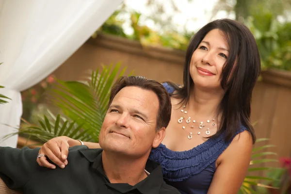 Feliz atraente casal hispânico e caucasiano — Fotografia de Stock