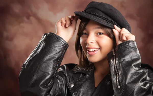 Красивая латиноамериканка в шапке и кожаной куртке — стоковое фото