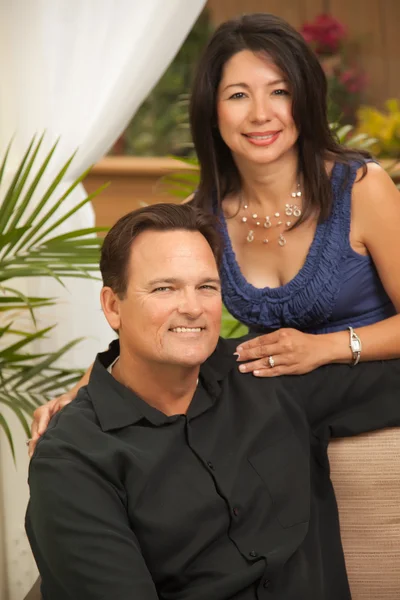 Feliz atraente casal hispânico e caucasiano — Fotografia de Stock