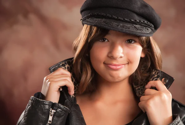 Hübsches hispanisches Mädchen mit Hut und Lederjacke — Stockfoto