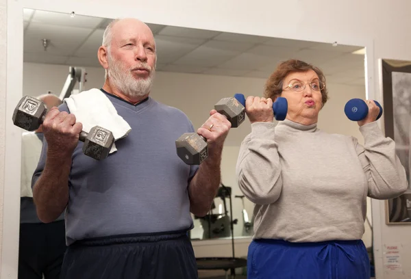 Senior koppel trainen in de sportschool — Stockfoto