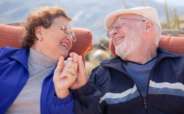 Couple d'aînés heureux jouissant de la vie — Photo