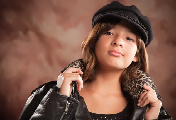 Досить латиноамериканського дівчина з капелюх і шкіряна куртка — стокове фото