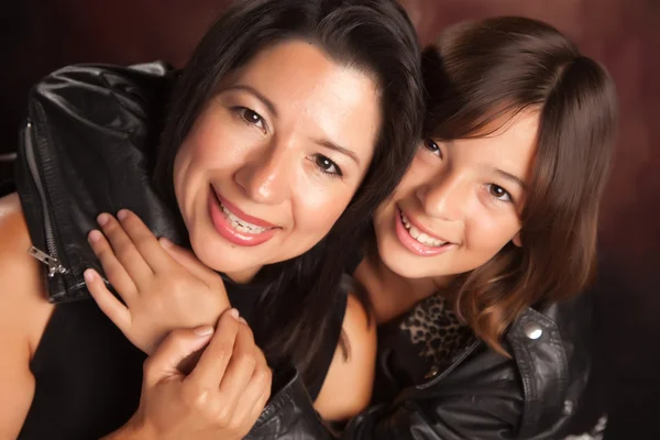 Aantrekkelijke Hispanic moeder & dochter Studio Embrace — Stockfoto