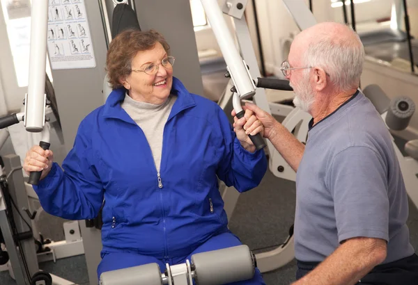 Äldre par arbetande ute i gym — Stockfoto