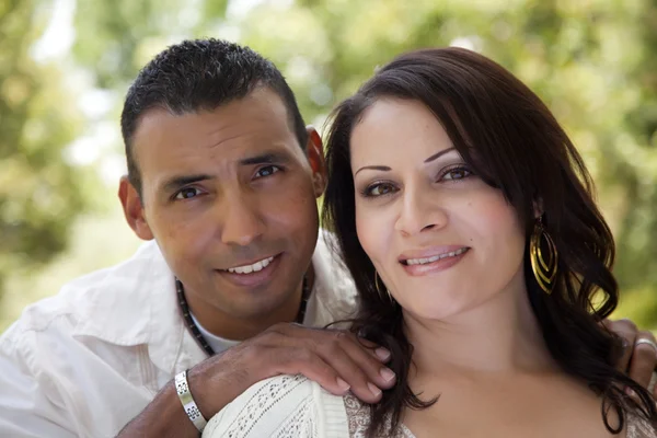 Feliz casal hispânico no parque — Fotografia de Stock