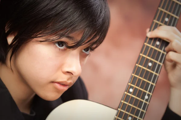 Atractiva chica étnica tocando la guitarra — Foto de Stock