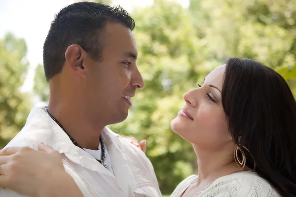 Casal feliz no parque — Fotografia de Stock