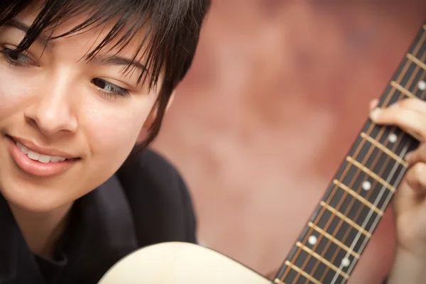 Atractiva chica étnica tocando la guitarra — Foto de Stock